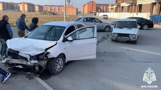 В аварии двух машин во Владикавказе пострадали пятеро детей